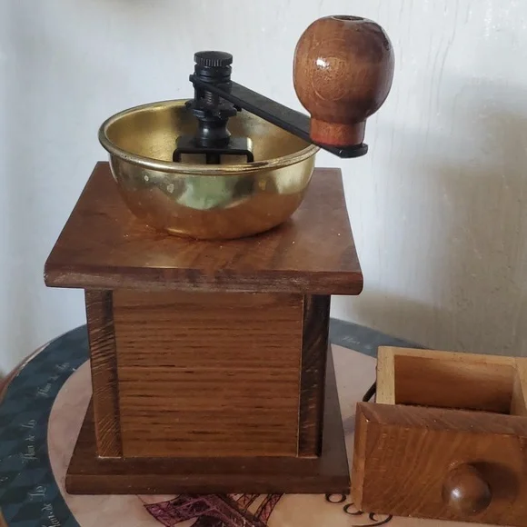 Vintage hand crank coffee grinder/mill - Picture 6 of 8